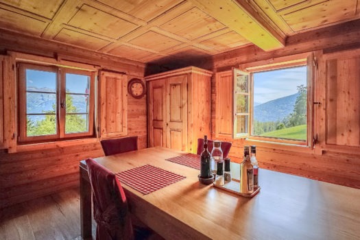 1992 Les Mayens-de-Sion – Chalet historique rénové sur domaine de 3.5 ha