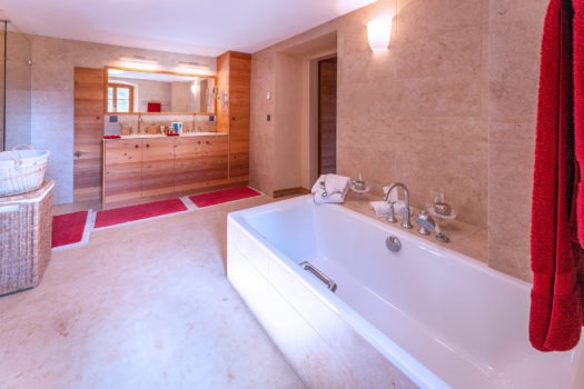 1992 Les Mayens-de-Sion – Chalet historique rénové sur domaine de 3.5 ha