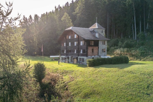 1992 Les Mayens-de-Sion – Chalet historique rénové sur domaine de 3.5 ha