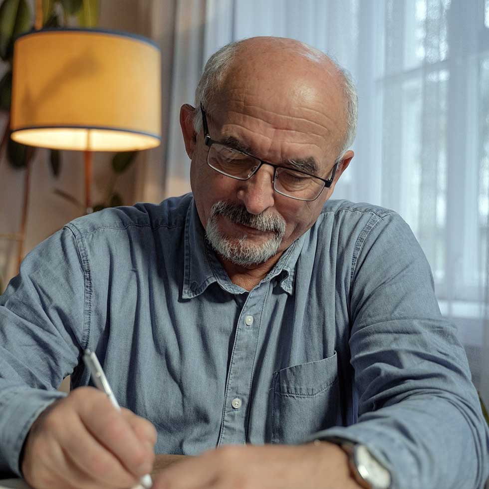Alain Imboden en train d’écrire